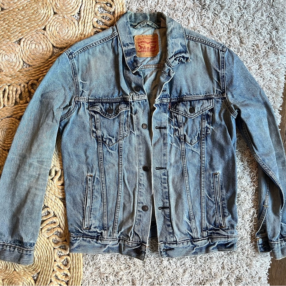 Levi's Men's Light Blue Denim “Trucker Jacket”
